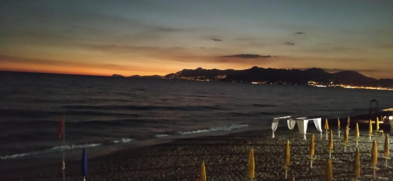 Casa Vacanze Dei Navigatori On The Sea Pontecagnano Eksteriør billede